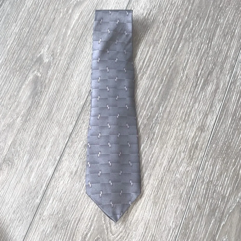 VAN HEUSEN Necktie Men’s Tie Gray With Small Purple Rectangle Detail 100% Silk